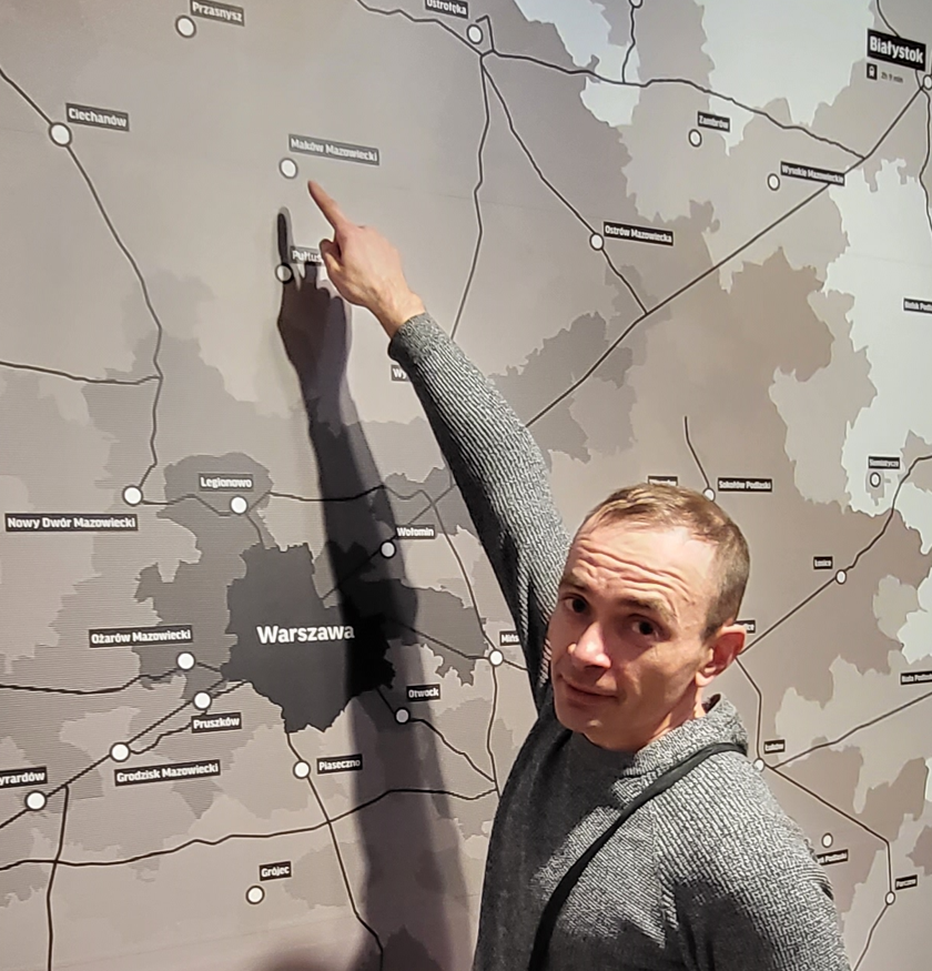 Wizyta w Muzeum Warszawy – wskazuję na Maków Mazowiecki, moje rodzinne miasto, które zawsze stanowi punkt odniesienia w mojej pracy i pasjach.