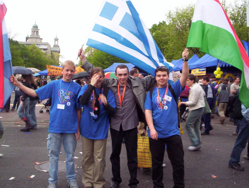 Świętowanie różnorodności kulturowej w radosnej atmosferze – chwila, która ukazuje zaangażowanie w międzynarodowe inicjatywy i współpracę społeczną.