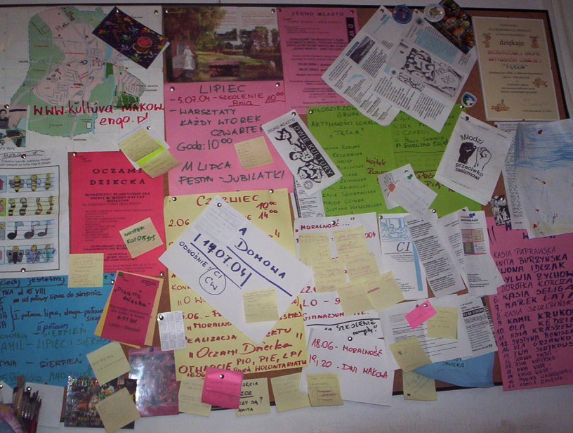 Tablica ogłoszeń pełna pomysłów, informacji i lokalnych inicjatyw – miejsce, które inspiruje do działania i wspiera społeczność w organizacji wydarzeń.