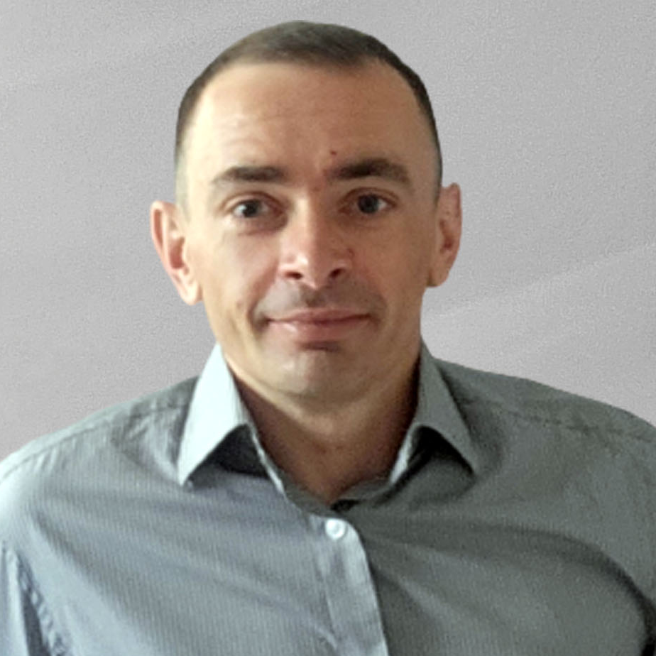 Profesjonalny portret w formalnym stroju – część mojego Dossier, ukazująca zaangażowanie i doświadczenie w pracy z klientami oraz projektach artystycznych