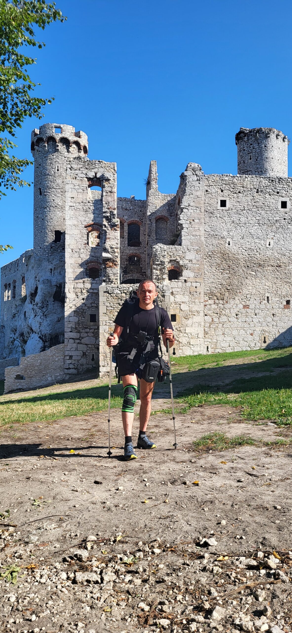 Na tle majestatycznych ruin zamku – chwila zatrzymania w podróży, która odzwierciedla pasję do odkrywania, determinację i bogactwo mojego Dossier życiowego.