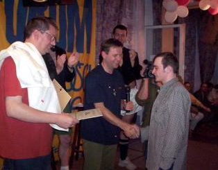 Uroczysta chwila odbioru certyfikatu dla Miejskiego Domu Kultury w Makowie Mazowieckim za zaangażowanie w działania Centrum Aktywności Lokalnej (CAL) – dowód na skuteczność i pasję w realizacji projektów społecznych.