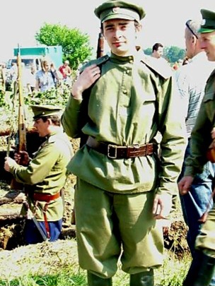 Rekonstrukcja historyczna w pełnym mundurze – wyjątkowy moment, który poszerzył moje Dossier doświadczeń w odtwarzaniu wydarzeń przeszłości.