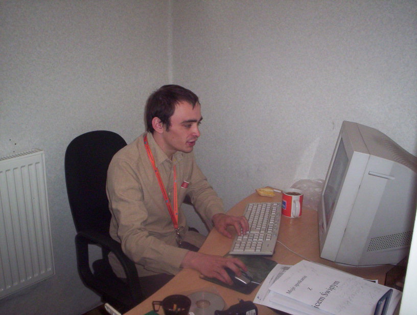 Pracując przy biurku, zanurzony w obowiązkach – moment oddający zaangażowanie i konsekwencję w rozwijaniu zawodowego dossier .