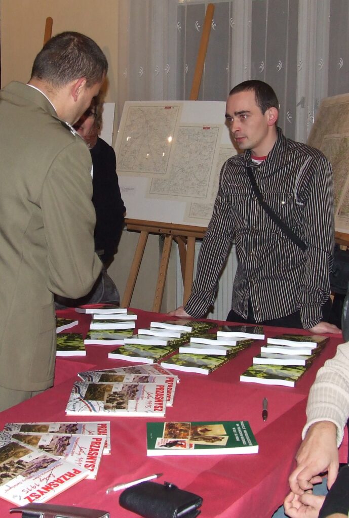 
Rozmowa z uczestnikami podczas promocji publikacji historycznej – scena, która wzbogaciła moje dossier działań kulturalnych i społecznych.