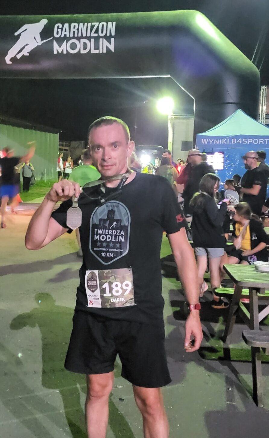 Meta nocnego biegu w Garnizonie Modlin, który łączy wytrzymałość fizyczną z niezwykłym klimatem historycznej twierdzy.