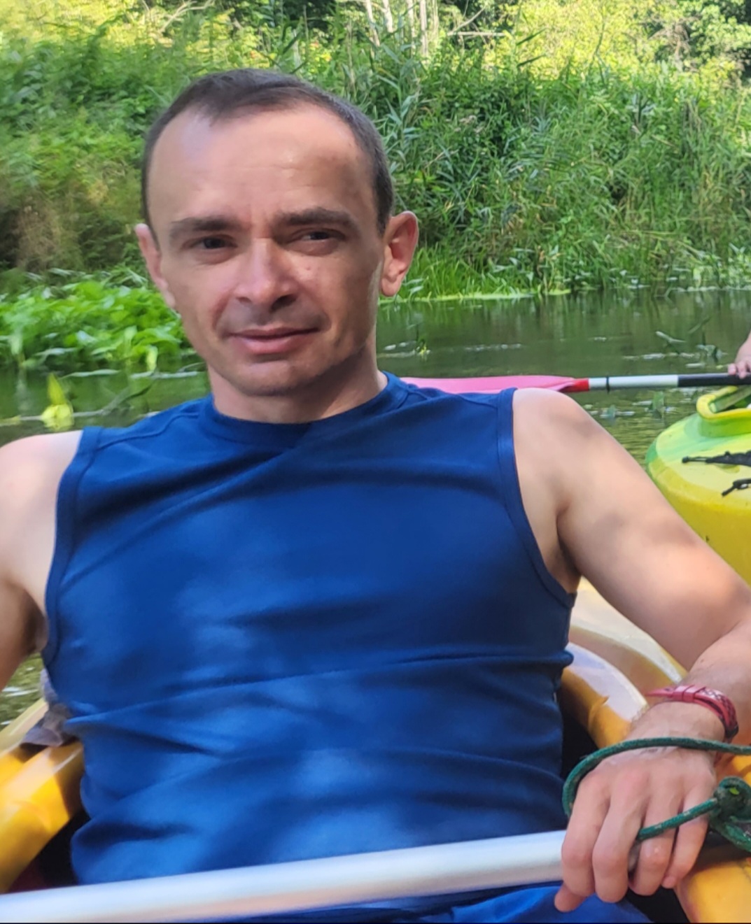 Relaks na kajaku podczas spływu, który łączy kontakt z naturą oraz chwilę wytchnienia, podkreślając harmonię między aktywnością a spokojem.