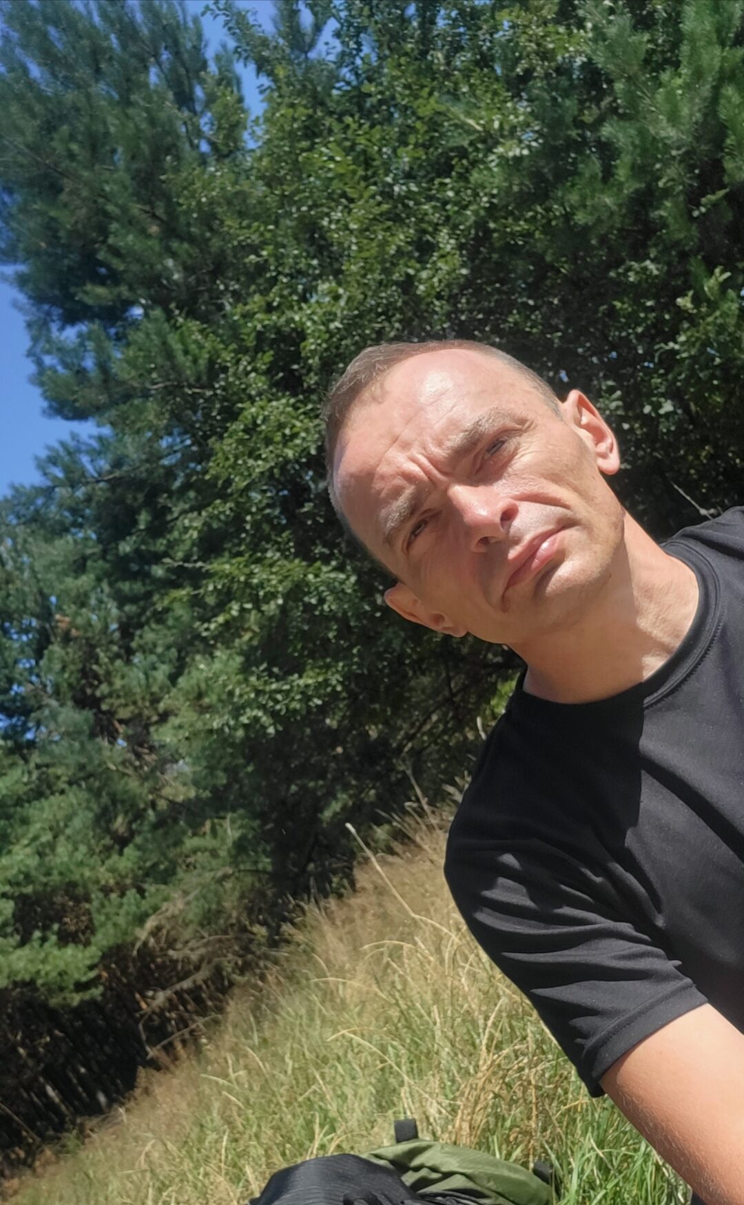 Odpoczynek na leśnej polanie w trakcie górskiego wędrowania, które łączy wysiłek fizyczny z chwilami pełnego wyciszenia wśród natury.