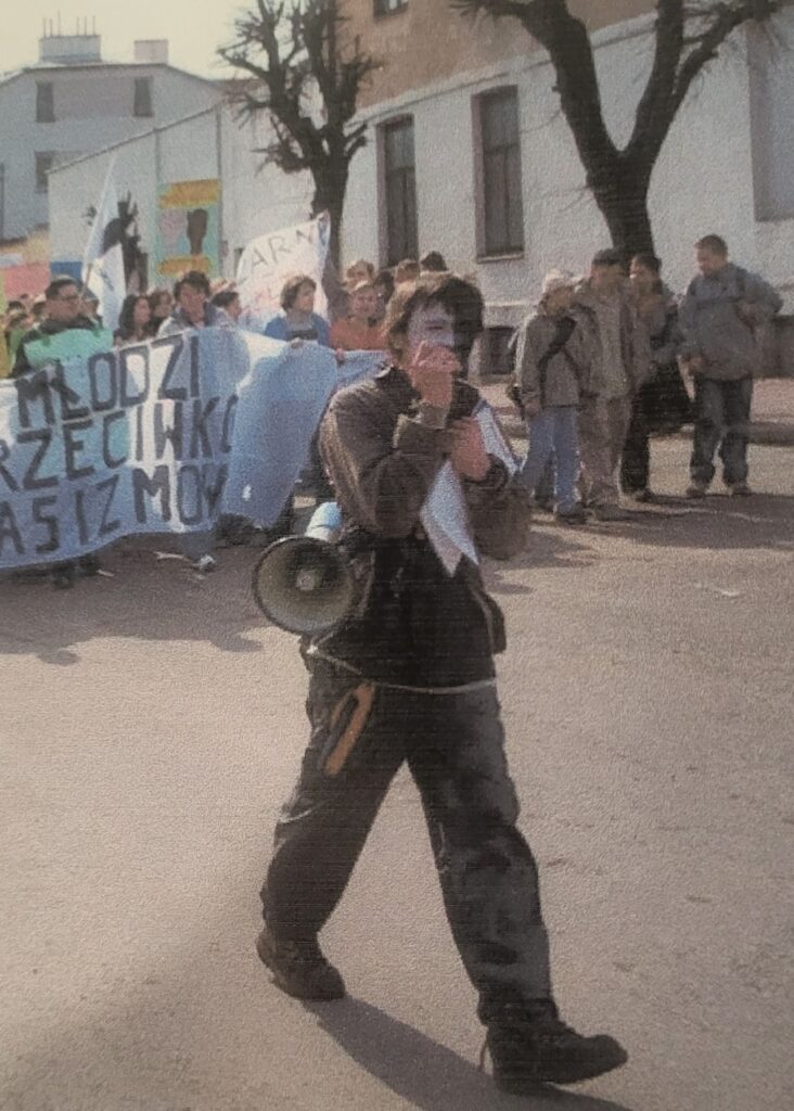Młodzieżowa demonstracja przeciwko rasizmowi – moment zaangażowania i pasji społecznej, który zapoczątkował moją drogę aktywisty na rzecz lepszego świata.