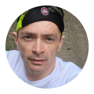 Poznajmy się – zbliżenie na twarz podczas aktywności w plenerze, ukazujące determinację i zaangażowanie w rozwój osobisty oraz zdrowy styl życia.