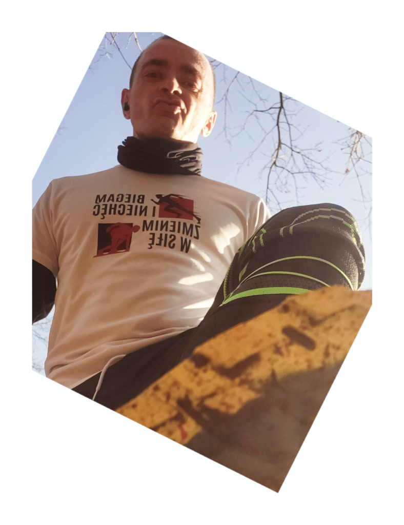 Poznajmy się – pasja do aktywnego stylu życia i biegania, ukazana podczas treningu na świeżym powietrzu, symbolizującego wytrwałość i rozwój osobisty.