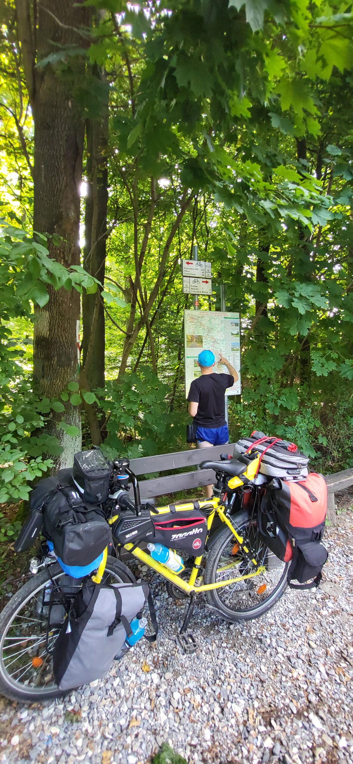 Odpoczynek wśród zieleni podczas rowerowej wyprawy – eksplorowanie szlaków i poszerzanie mojego Dossier podróżniczego pełnego niezapomnianych przygód.