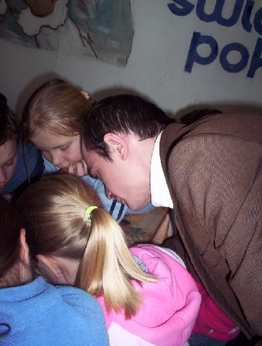 Zaangażowanie w edukację i wspólne działania z młodzieżą – scena, która wzbogaca dossier doświadczeń w pracy z młodymi ludźmi i rozwijaniu ich pasji.