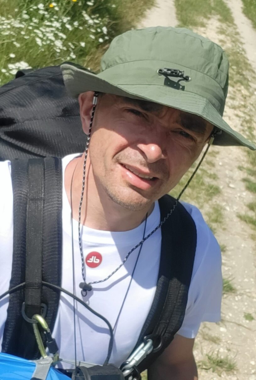 Wędrując polnymi drogami w otoczeniu natury – każda ścieżka, jak ta, prowadzi mnie nie tylko do celu, ale również do odkrywania siebie i nowych inspiracji.