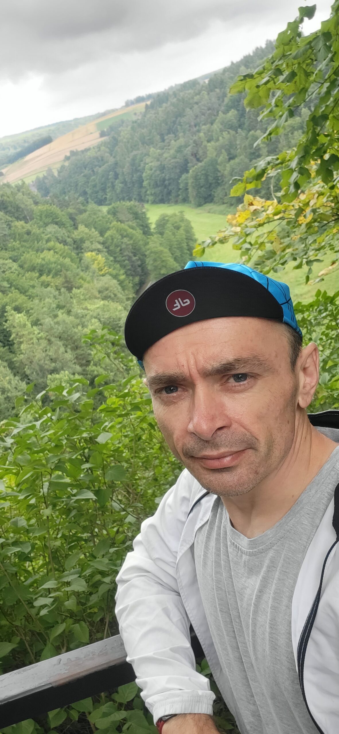 Zatrzymując się na chwilę, by podziwiać rozległy widok na lasy i doliny – natura w swojej najczystszej formie, która daje energię na dalszą wędrówkę.