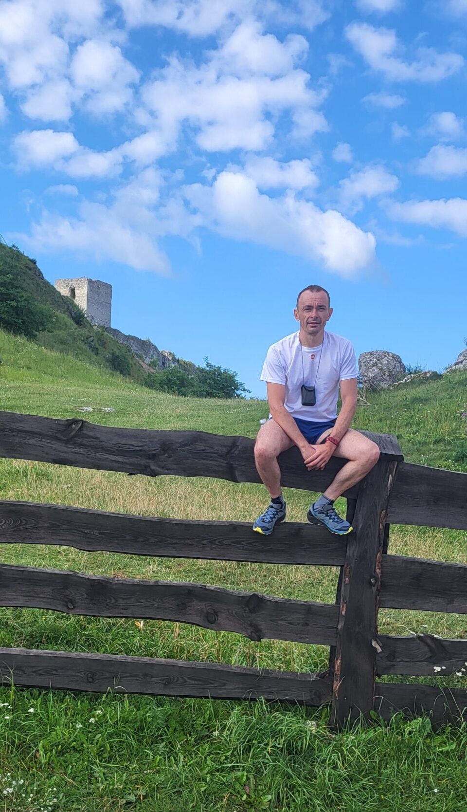 Odpoczynek na szlaku z widokiem na majestatyczne ruiny zamku – chwile refleksji i inspiracji w otoczeniu historii i natury.