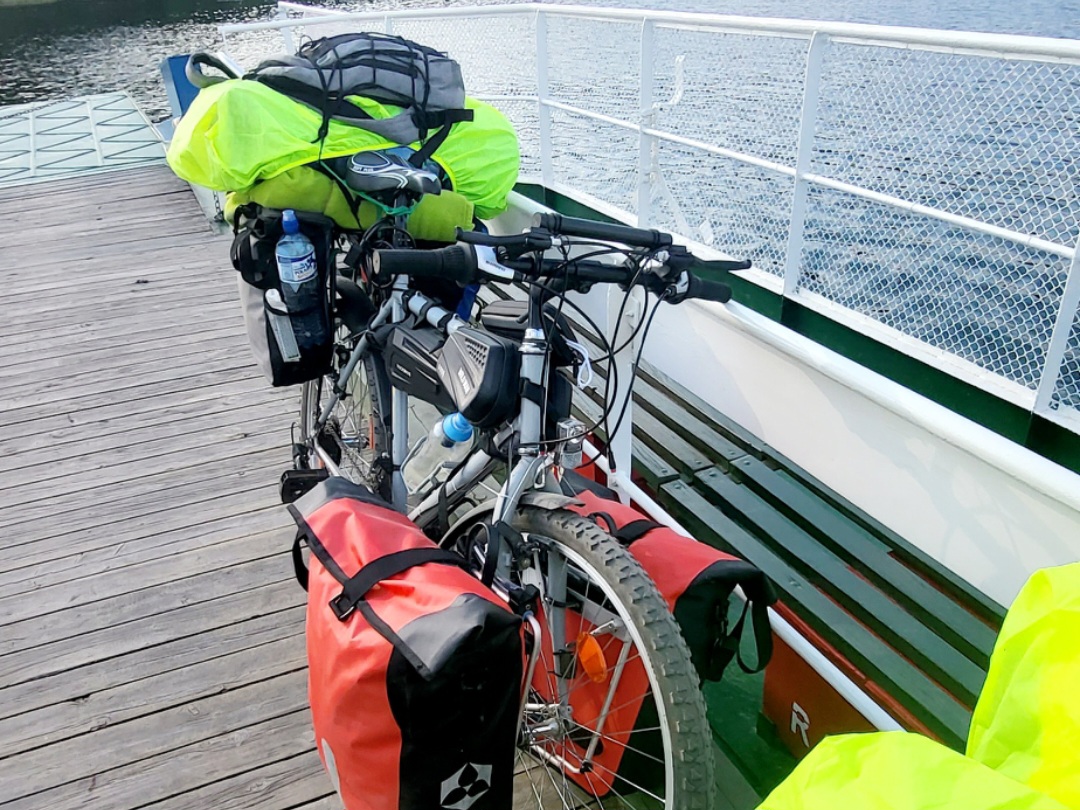 Załadowany rower na promie podczas podróży Mazurską Pętlą Rowerową, gotowy na odkrywanie kolejnych malowniczych miejsc Mazur.