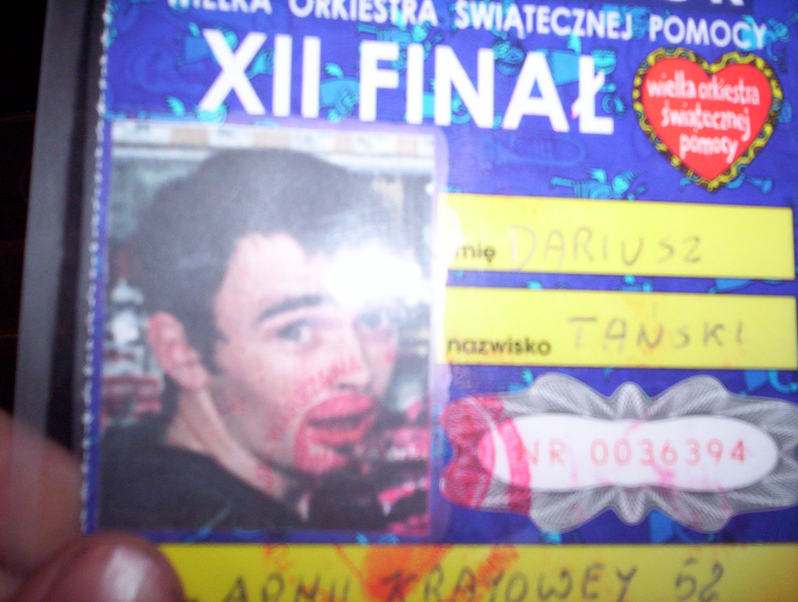 Legitymacja wolontariusza Wielkiej Orkiestry Świątecznej Pomocy – wspomnienie zaangażowania w akcję pełną pasji i chęci niesienia pomocy innym.