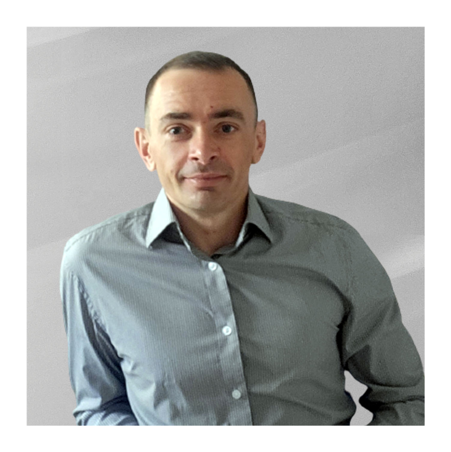 Zdjęcie profilowe na LinkedIn – profesjonalny wizerunek w eleganckiej koszuli, przedstawiający osobę gotową do działania i współpracy.
