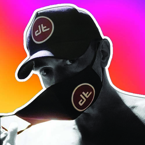 Zdjęcie profilowe na Instagramie – kreatywny wizerunek z logotypem DT na czapce i masce w dynamicznej kolorystyce tła.