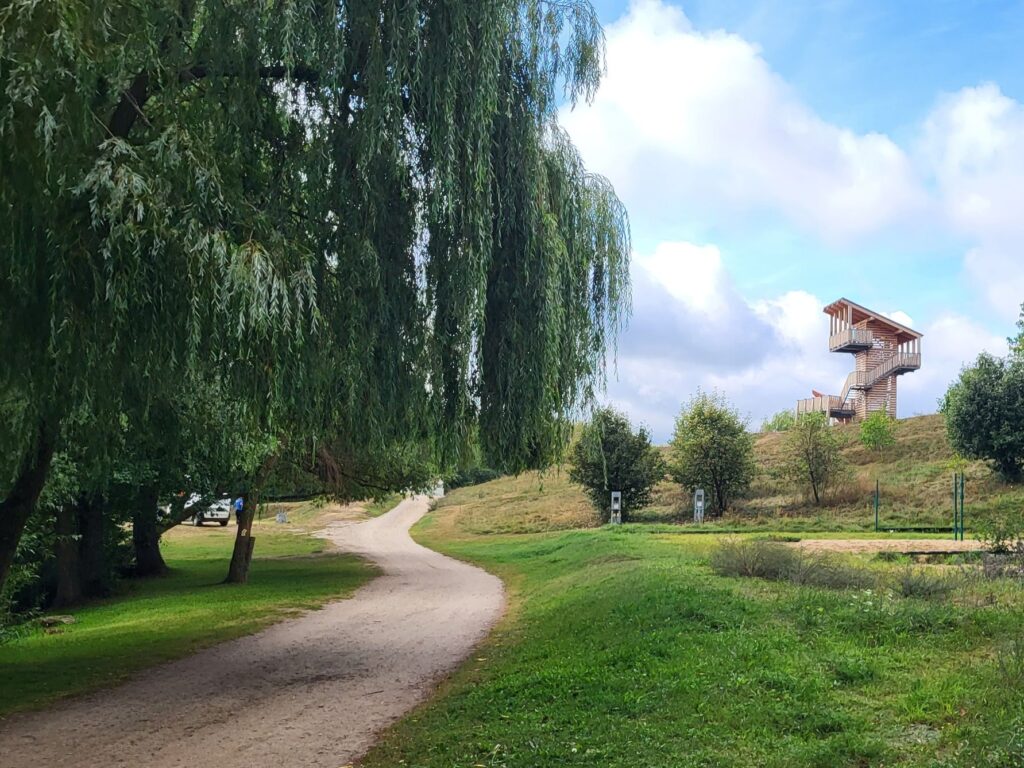 Malowniczy krajobraz Mazur z widokową wieżą na trasie rowerowej.