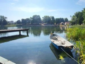 Spokojne wody mazurskiego jeziora – idealne miejsce na odpoczynek.