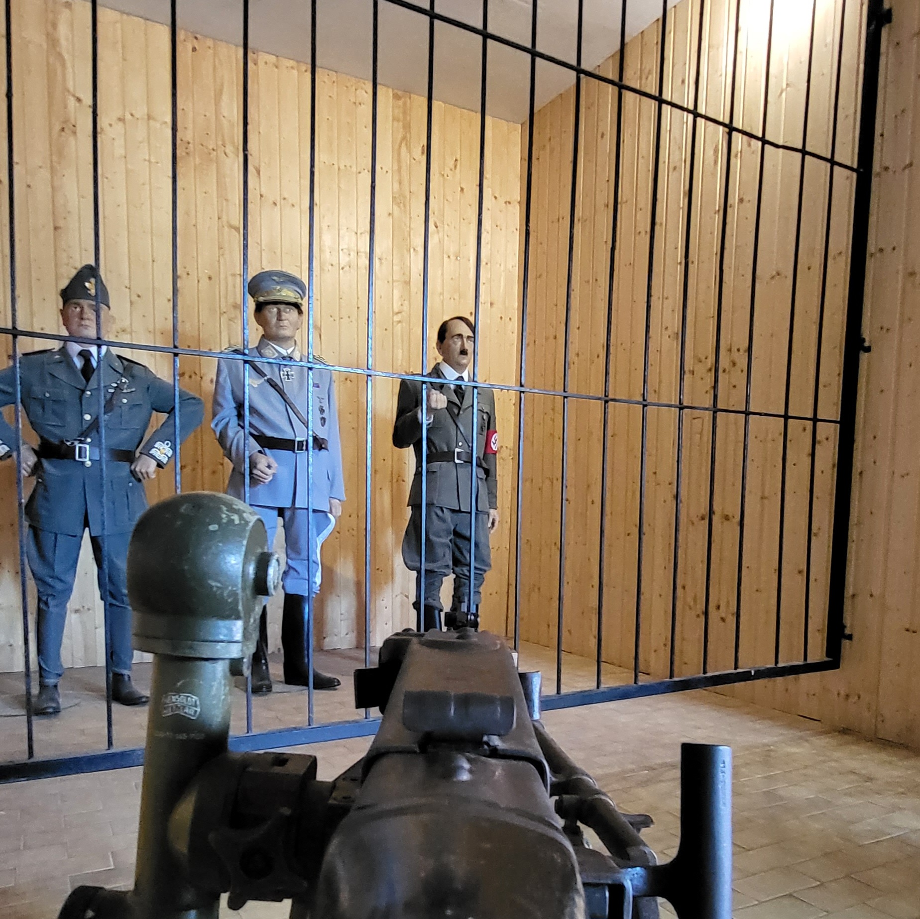 W muzeum na trasie Mazurskiej Pętli Rowerowej eksponaty ukazujące historyczne postacie związane z czasami II wojny światowej.