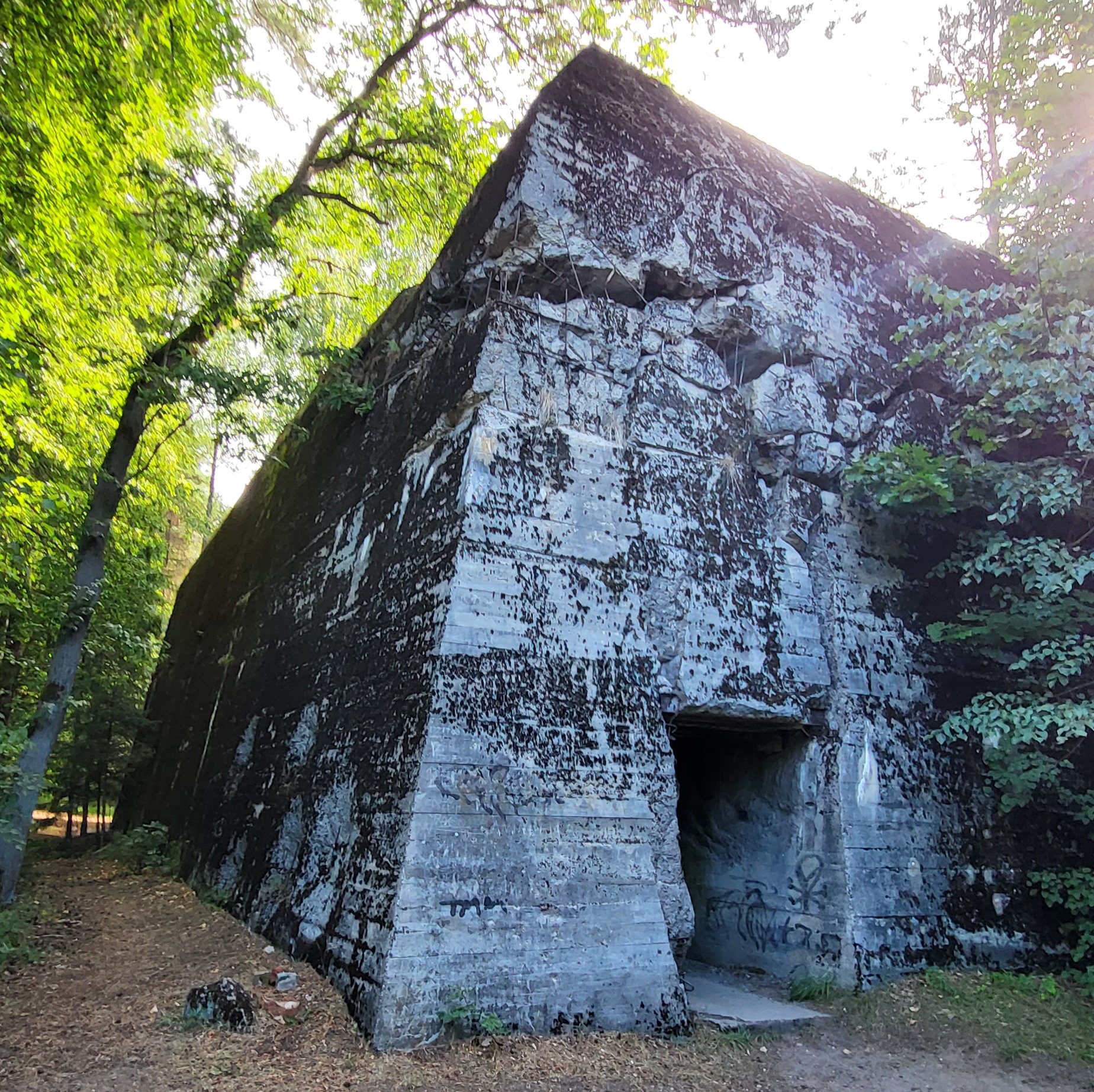 Monumentalne bunkry na Mazurskiej Pętli Rowerowej przyciągają pasjonatów historii i oferują niezapomniane wrażenia na szlaku.