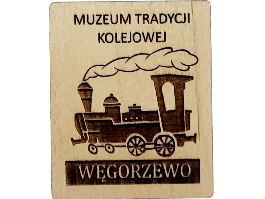 Magnes Muzeum Tradycji Kolejowej – Węgorzewo – wyjątkowa pamiątka z Mazurskiej Pętli Rowerowej, która przypomina o bogatej historii kolei i niezwykłych atrakcjach tego urokliwego regionu.