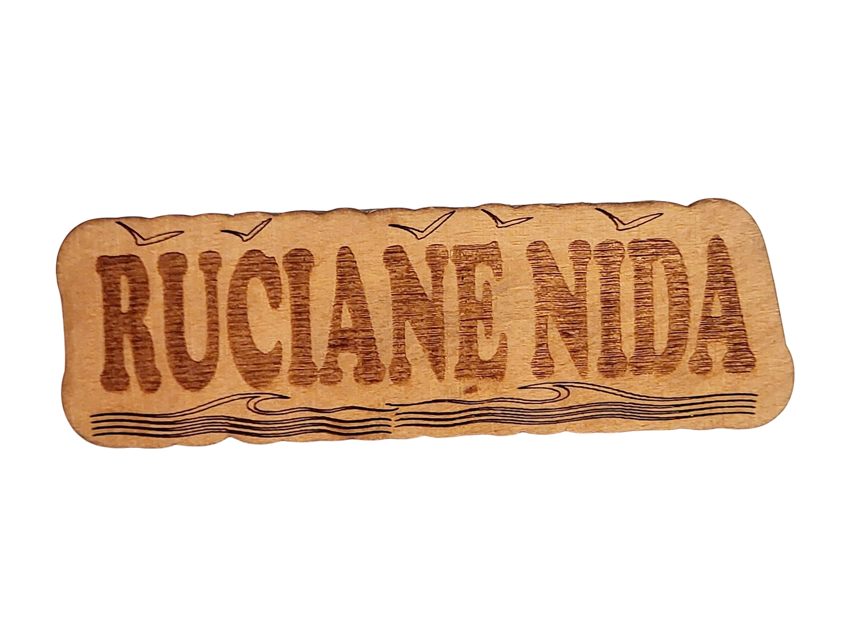 Drewniany magnes z napisem Ruciane Nida – wyjątkowa pamiątka z trasy Mazurskiej Pętli Rowerowej.