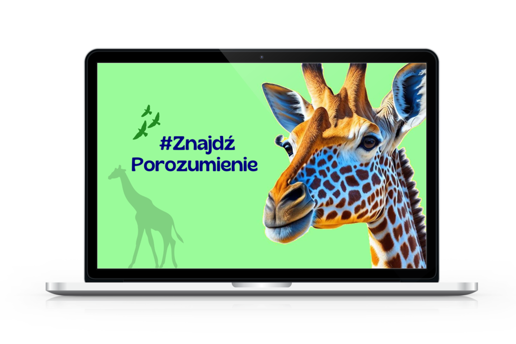 Grafika z żyrafą i hasłem #ZnajdźPorozumienie na ekranie laptopa. Zielone tło symbolizuje harmonię i komunikację w duchu NVC