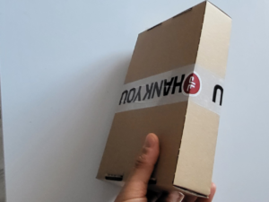 Starannie zapakowana przesyłka z Przewodnikiem po Mazurach – gotowa, by trafić prosto do Ciebie!